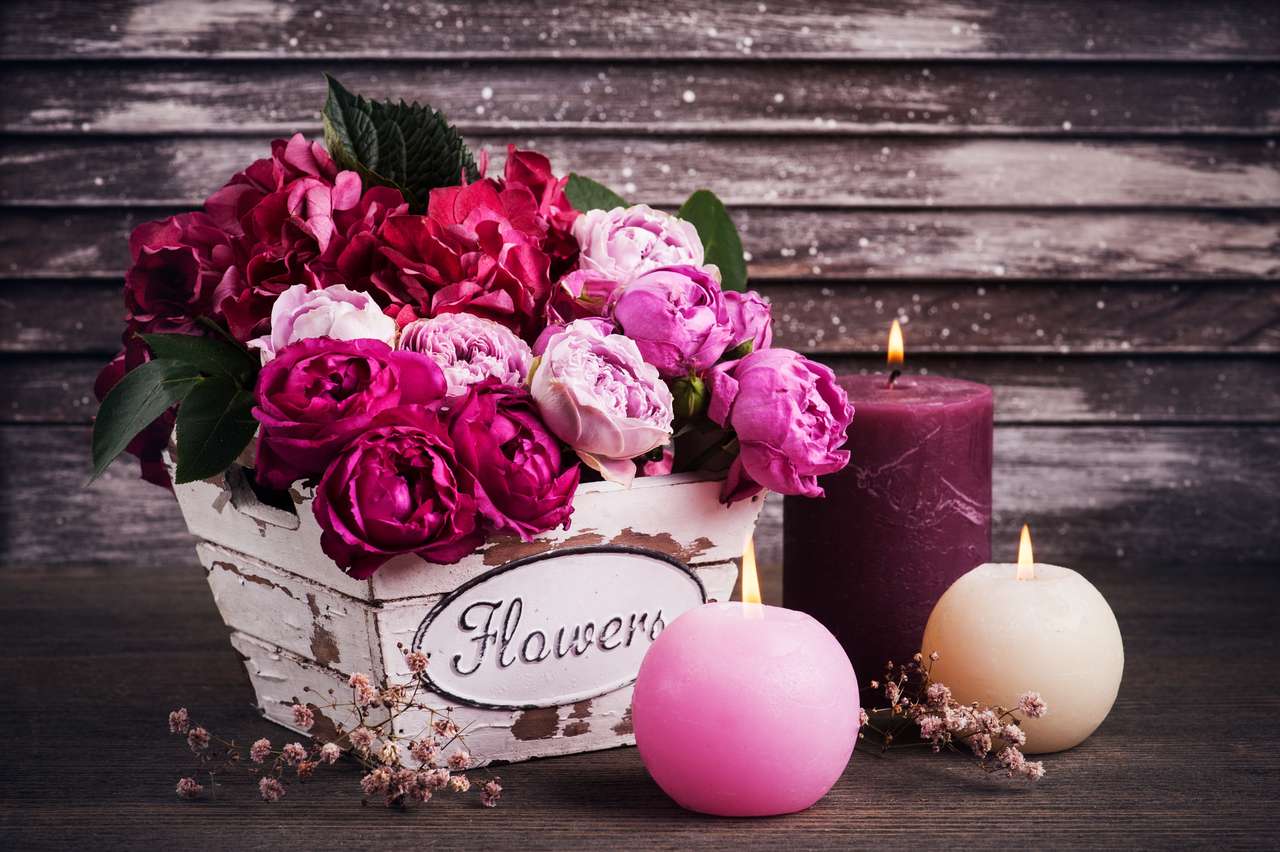 Un ingegnoso vaso per un mazzo di rose, candele puzzle online