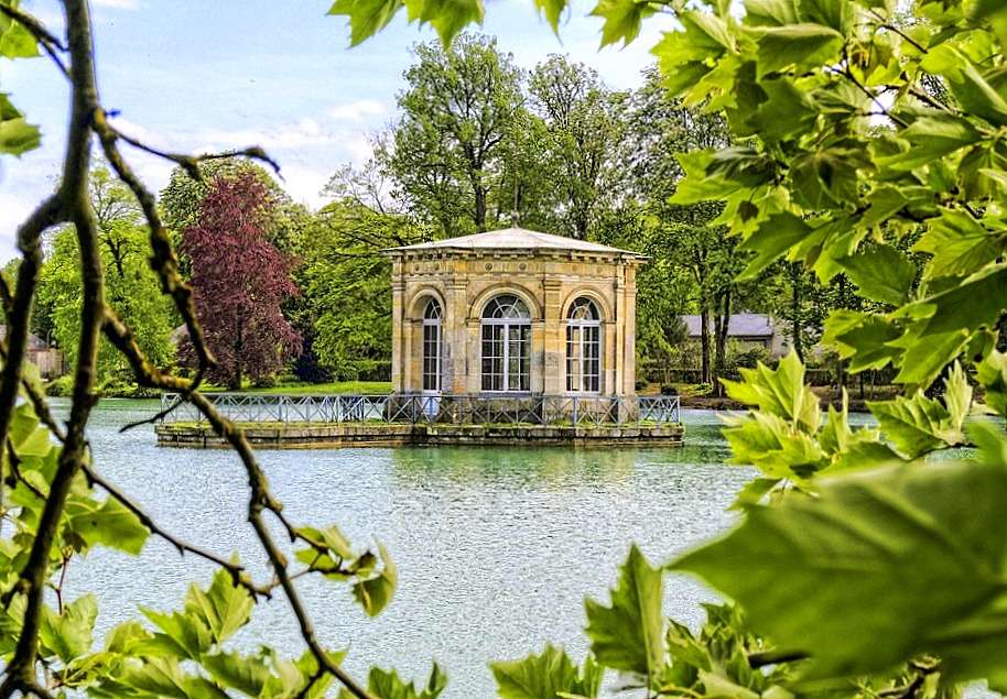 Pabellón sobre el agua en el Parque Real de Fontainebleau rompecabezas en línea