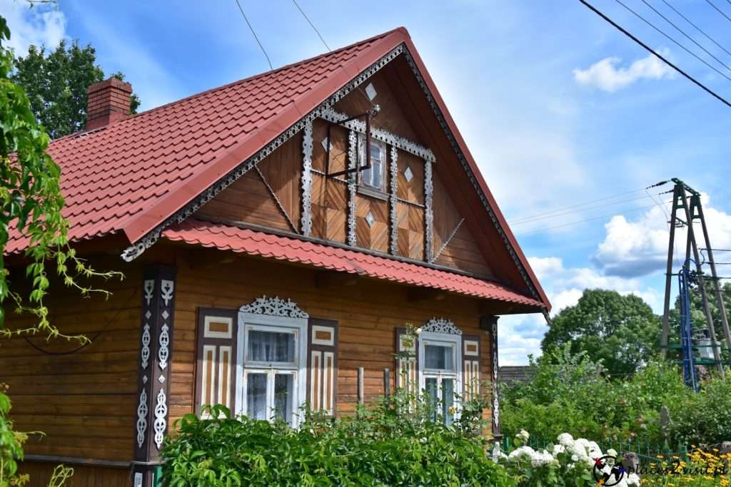 Casa popular de madera con persianas rompecabezas en línea