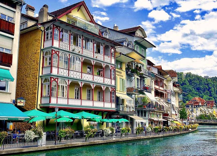 Gyönyörű lakótelep sétányal a csatorna mellett - Svájc kirakós online