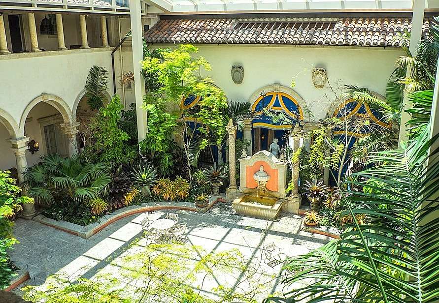 Innergård vid Vizcaya Mansion (Florida) pussel på nätet