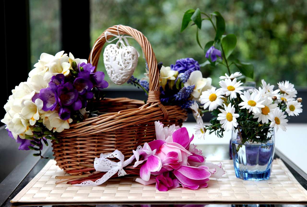 Heřmánek Cyclamen Hyacinty v košíku skládačky online