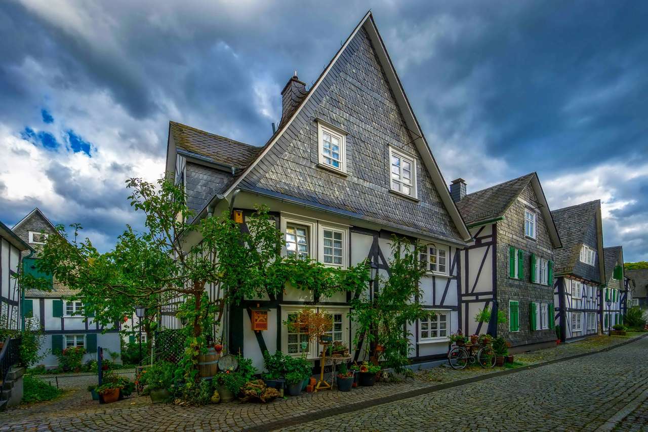 Германия Очарователни къщи и калдъръмена улица във Фройденберг онлайн пъзел