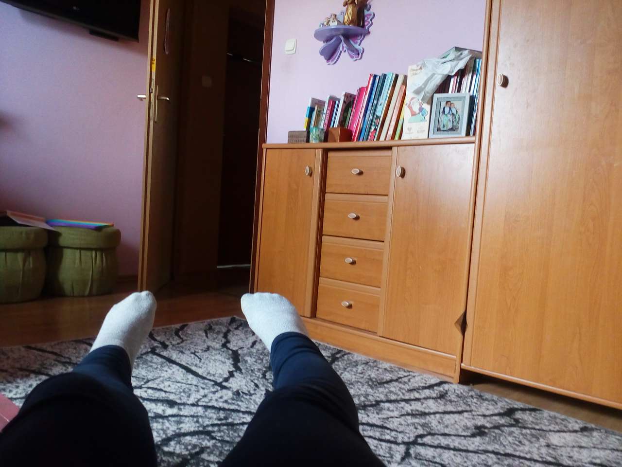 Комната моей сестры и ее ноги онлайн-пазл