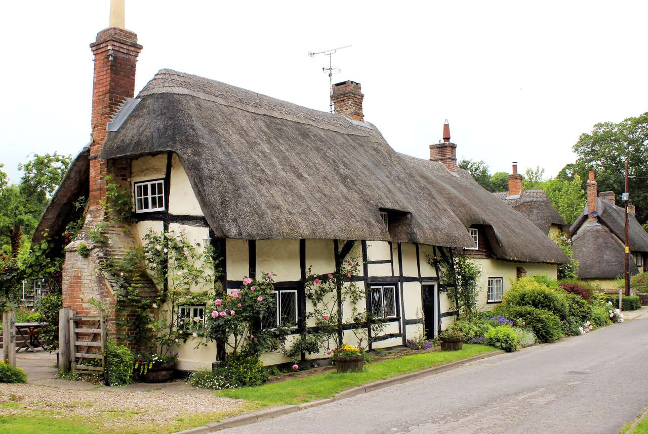 De très vieux cottages anglais dans le village puzzle en ligne