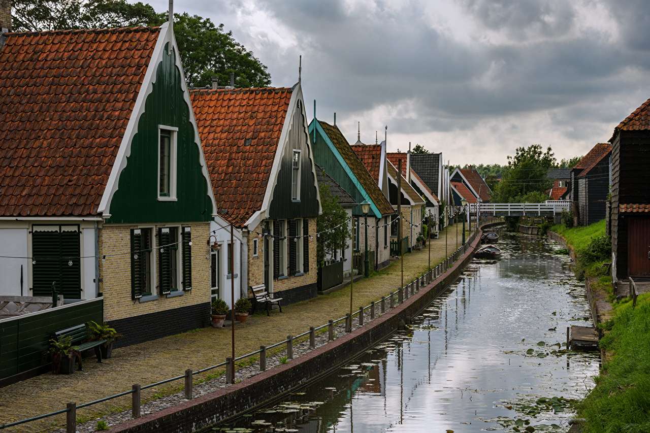 Nederländerna-Traditionella färgglada hus vid kanalen Pussel online