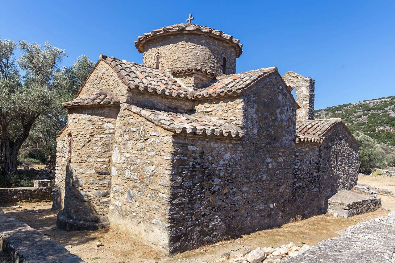 Гърция - Старата църква на Агиос Исидорос близо до Рачи онлайн пъзел