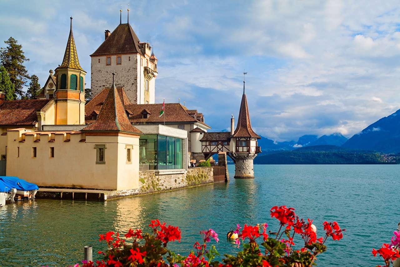 Швейцария Замок 13 века на озере Оберхофен онлайн-пазл