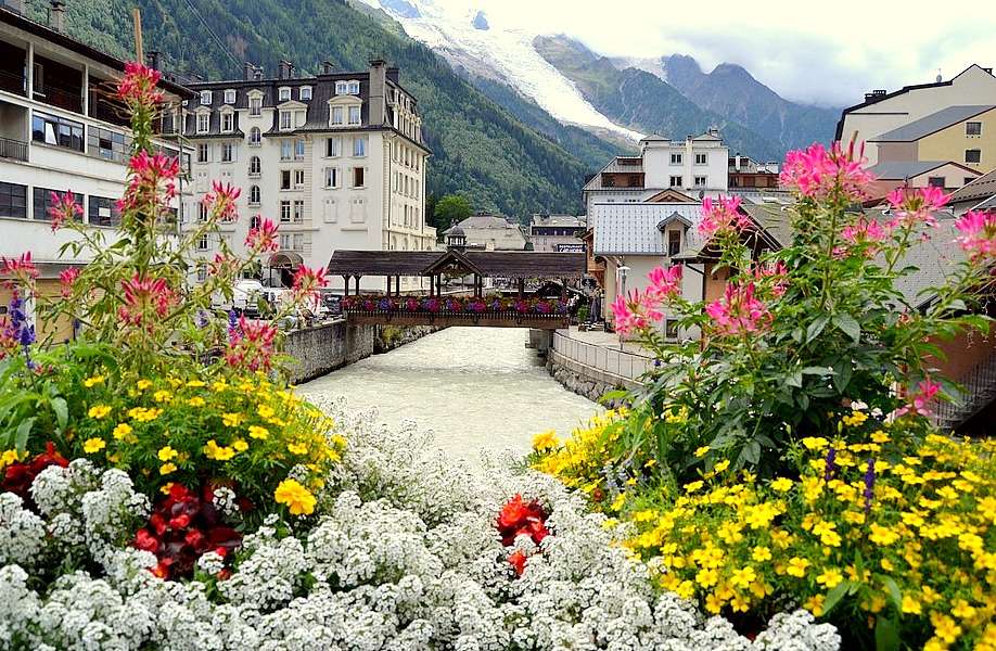 Frühling in Chamonix - Blumen am Ufer, Eis im Fluss Puzzlespiel online