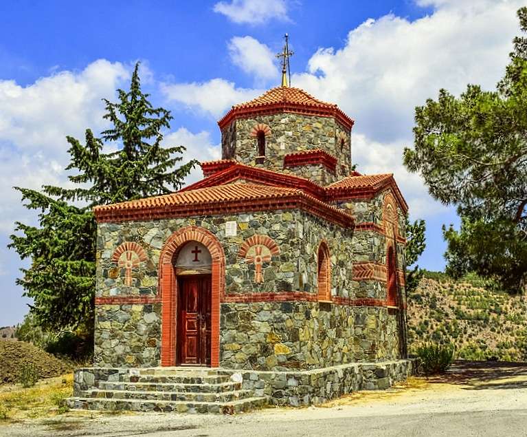 Iglesia ortodoxa pintoresca en Chipre rompecabezas en línea