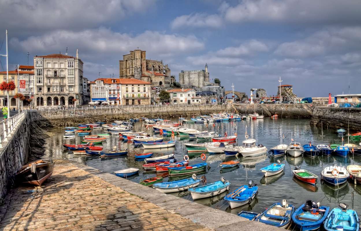 Uitzicht op de stad Spanje van de jachthaven in Castro-Urdiales online puzzel