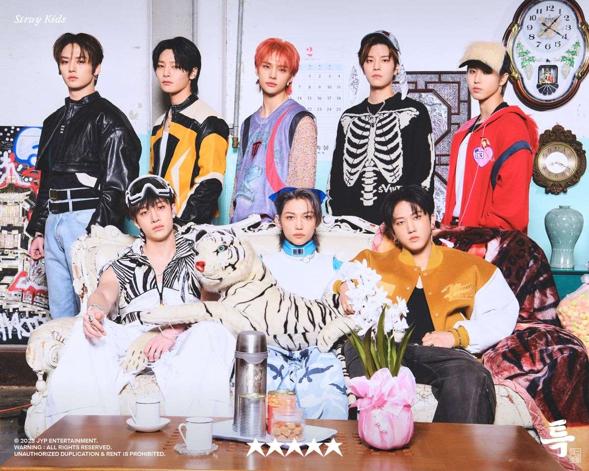 Stray kids group photo 𝟓-𝐬𝐭𝐚𝐫 online puzzle