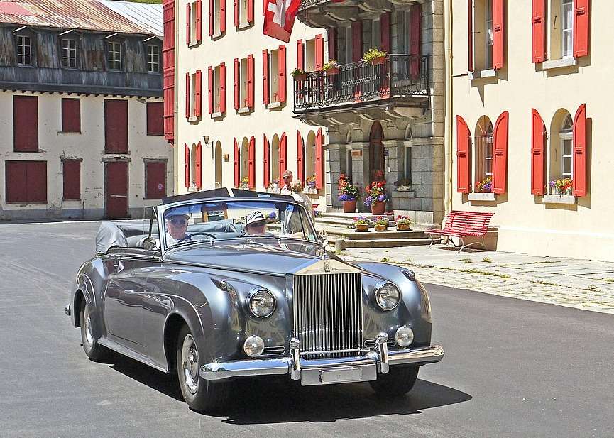 Rolls-royce cabriolet in Zwitserse stad legpuzzel online