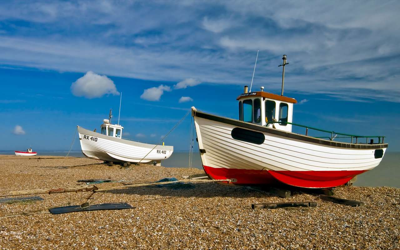 Pequeños barcos de pesca estacionados en la playa rompecabezas en línea