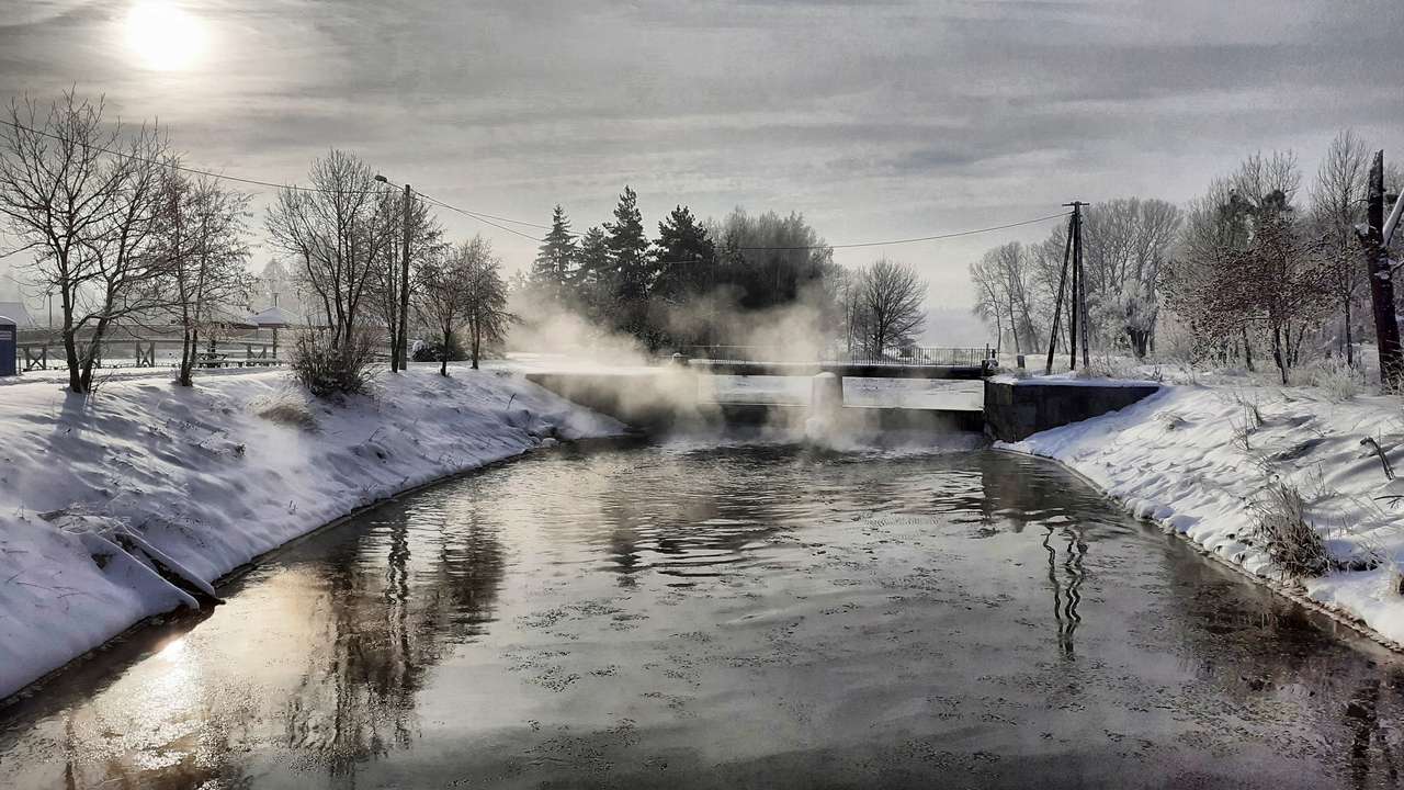 Χειμερινό ποτάμι και γέφυρα παζλ online
