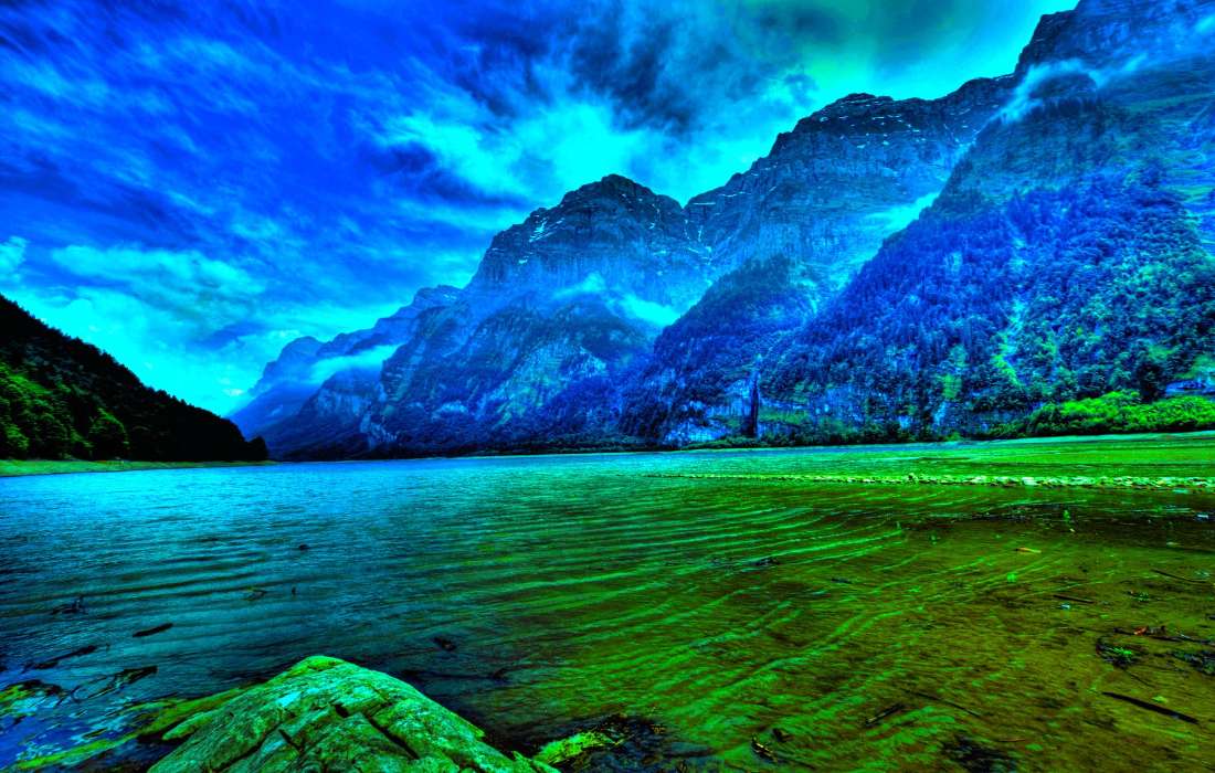 De schoonheid van de bergmist boven het meer, de kleurverrukkingen legpuzzel online