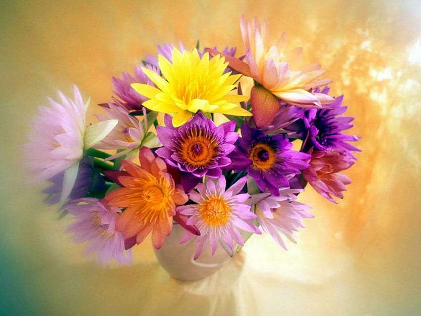美しい花束 - 花瓶に色とりどりの花 オンラインパズル