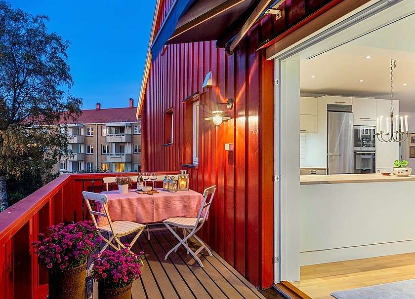 Ein gemütlicher Balkon neben einer eleganten Küche Puzzlespiel online
