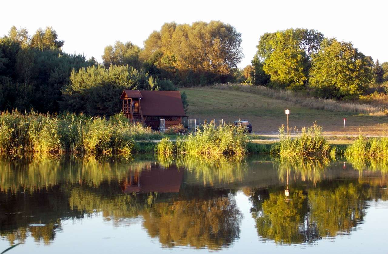 Une maison au bord du lac puzzle en ligne