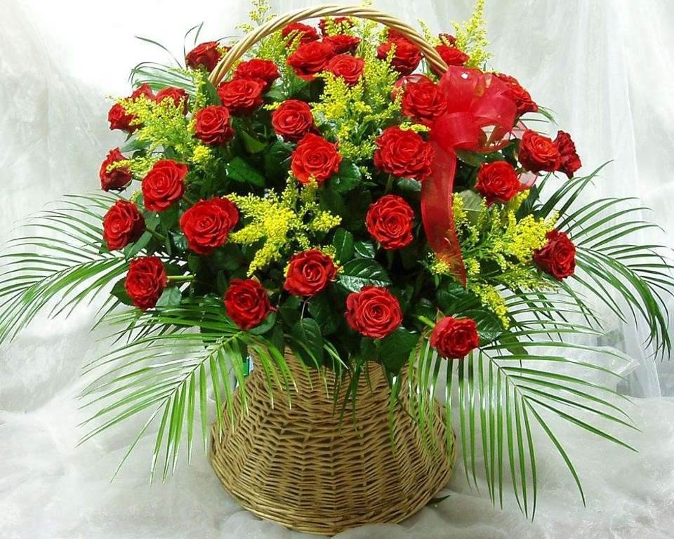 Букет красных роз в корзине пазл онлайн
