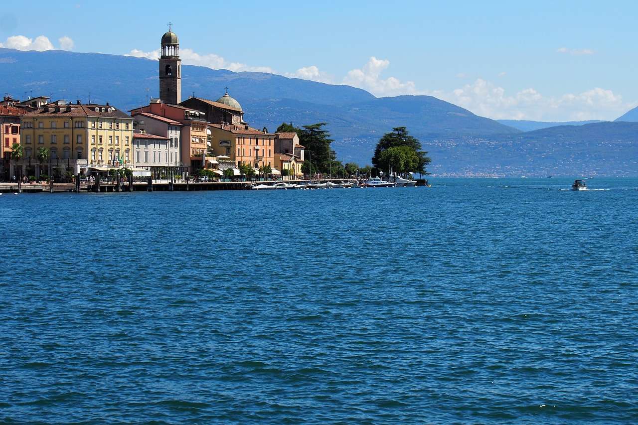 Озеро Гарда Италия пазл онлайн