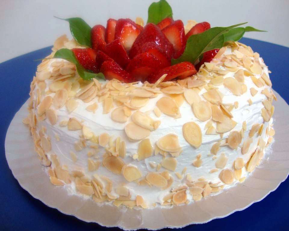 Κέικ με φράουλες πασπαλισμένο με αμύγδαλα online παζλ