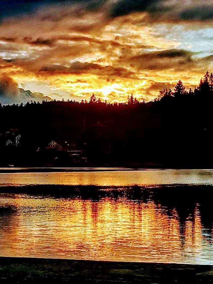 reflektion av solnedgången över sjön Pussel online