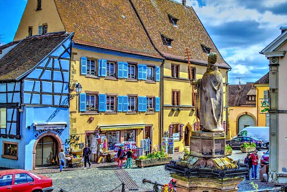 Marknaden i Eguisheim, den vackraste byn i Frankrike pussel på nätet
