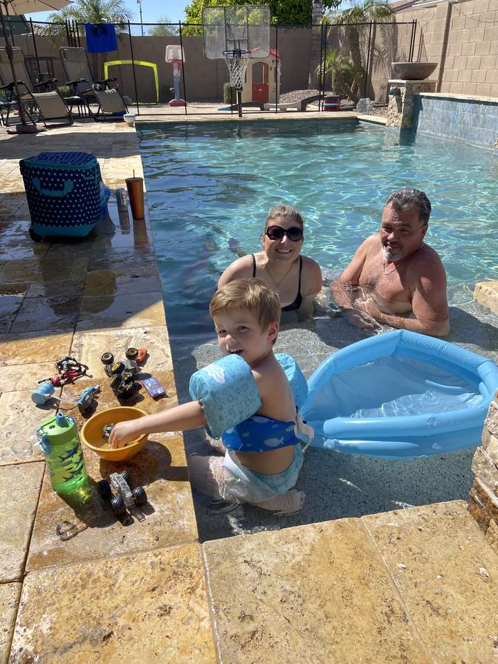 Diversão à beira da piscina ao sol puzzle online
