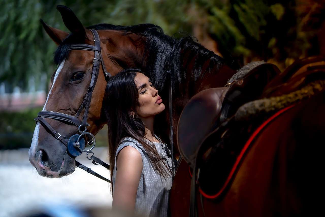 Mujer con caballo rompecabezas en línea