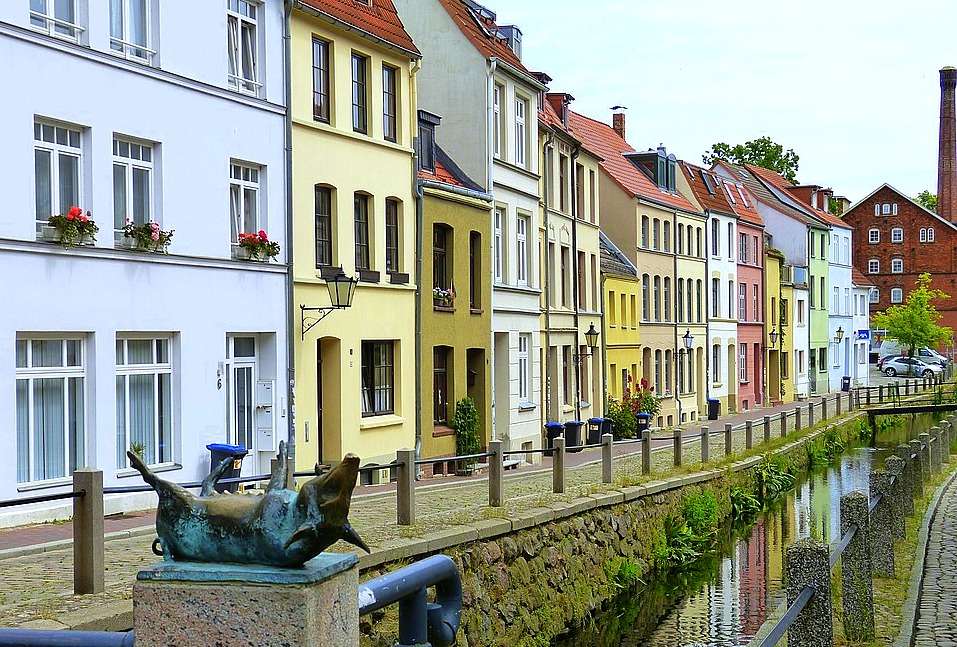 Vista desde el Puente del Cerdo sobre coloridas casas de vecindad (Wismar) rompecabezas en línea