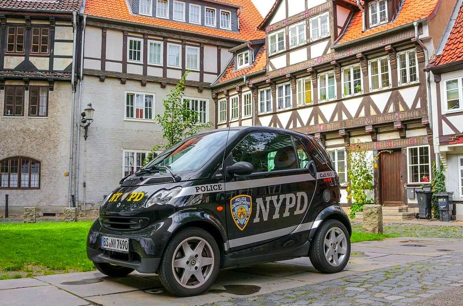 NYC-polis på en bakgård i tyska Brunswick? pussel på nätet