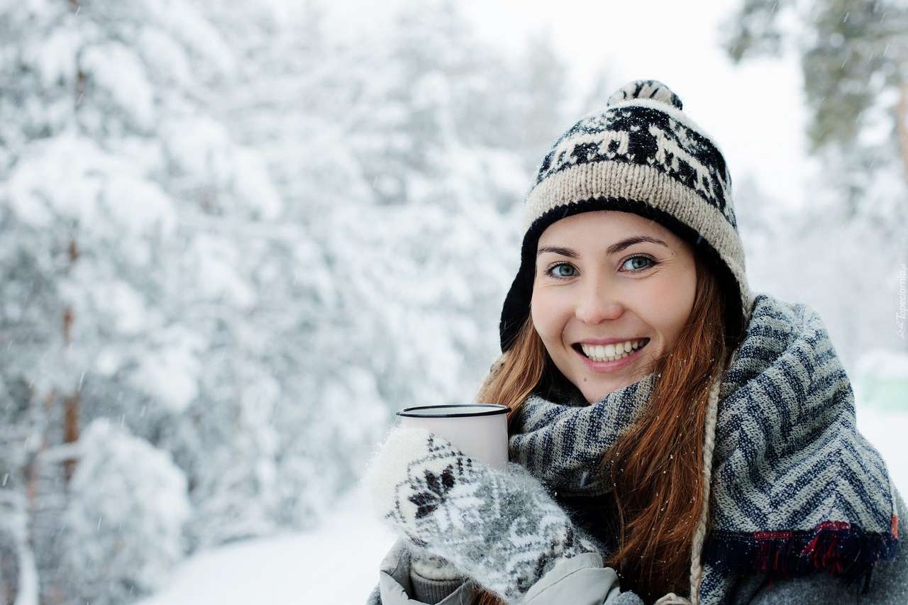 chica con una taza rompecabezas en línea