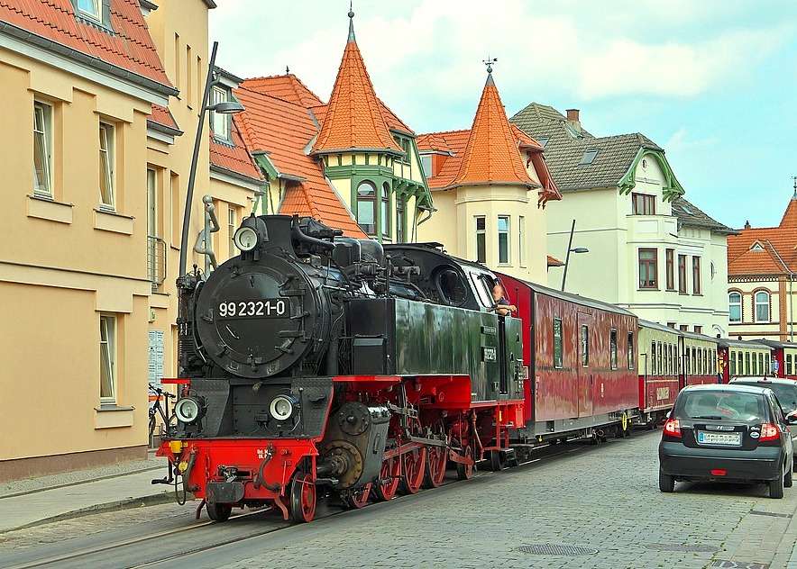 Chemin de fer à voie étroite au milieu de la ville (Bad Doberan) puzzle en ligne