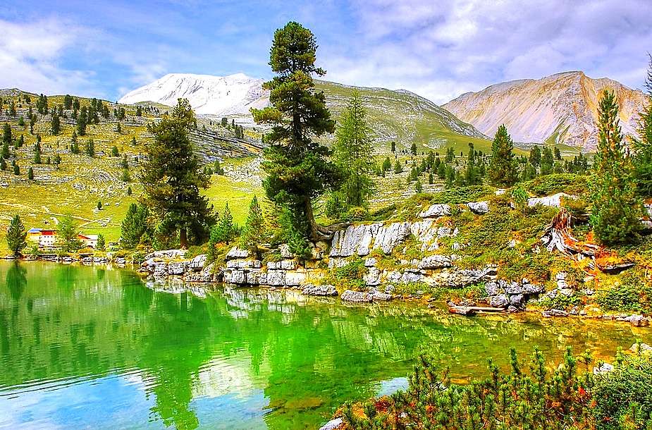 Планинско езеро в Доломитите онлайн пъзел