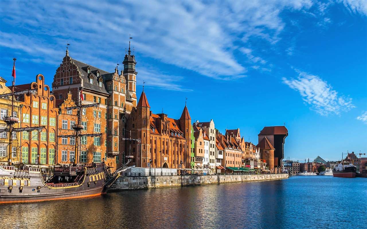 Nábřeží s muzejní lodí v Gdaňsku Polsko online puzzle