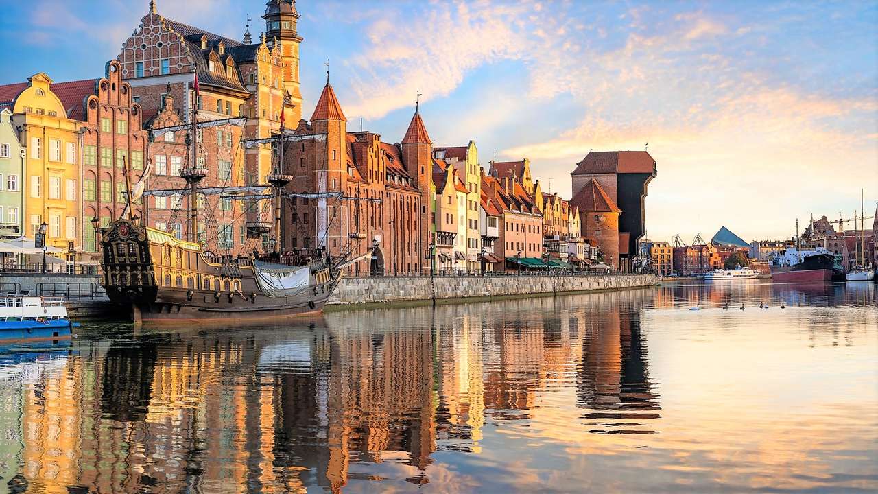 Nábřeží s muzejní lodí v Gdaňsku Polsko skládačky online
