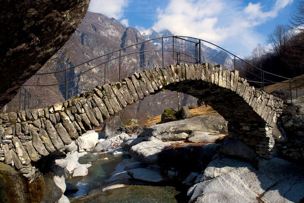 Мост, ручей, горы. онлайн-пазл
