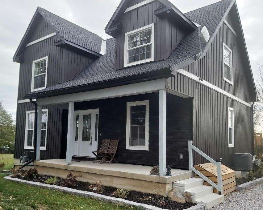 Una casa con una fachada gris rompecabezas en línea
