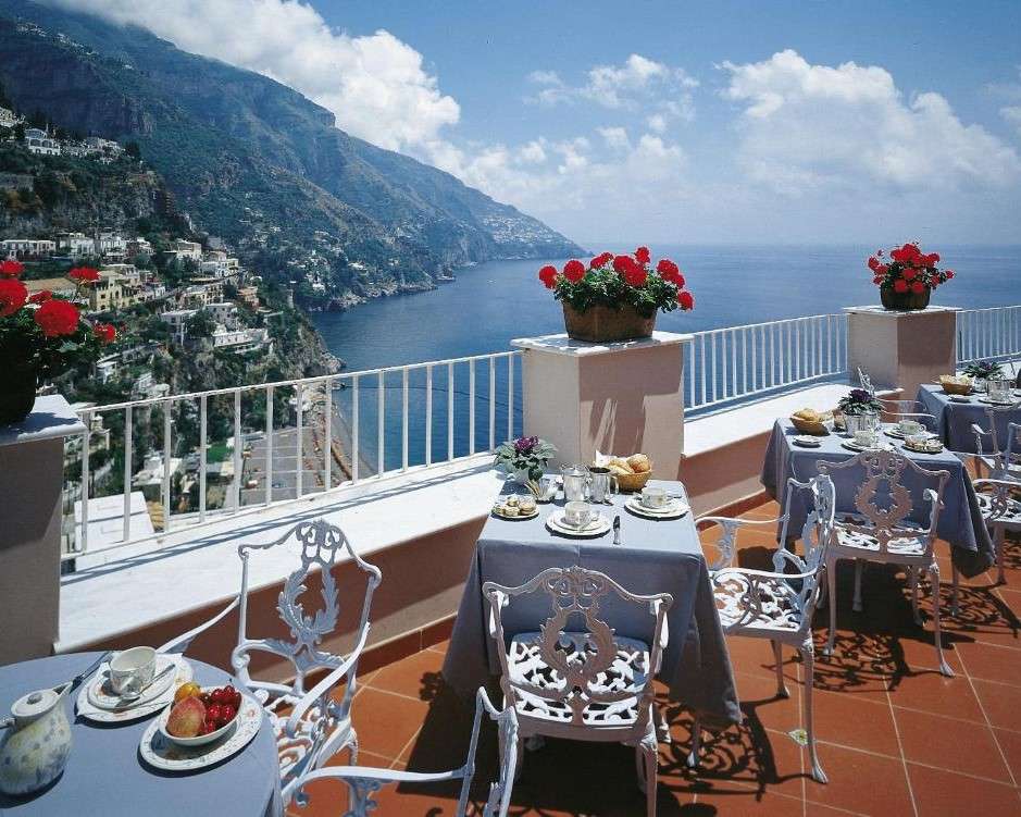 Θέα από τη βεράντα του εστιατορίου. Ιταλία παζλ online