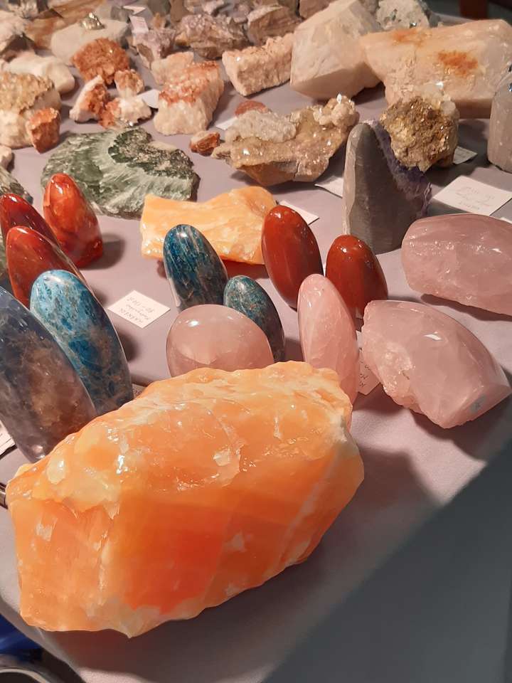 színes kövek a kiállításon kirakós online