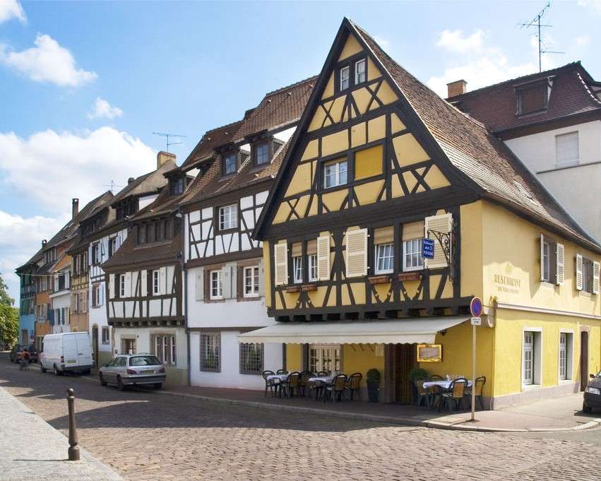 Kopfsteinpflasterstraßen, hübsche Häuser in Colmar Puzzlespiel online