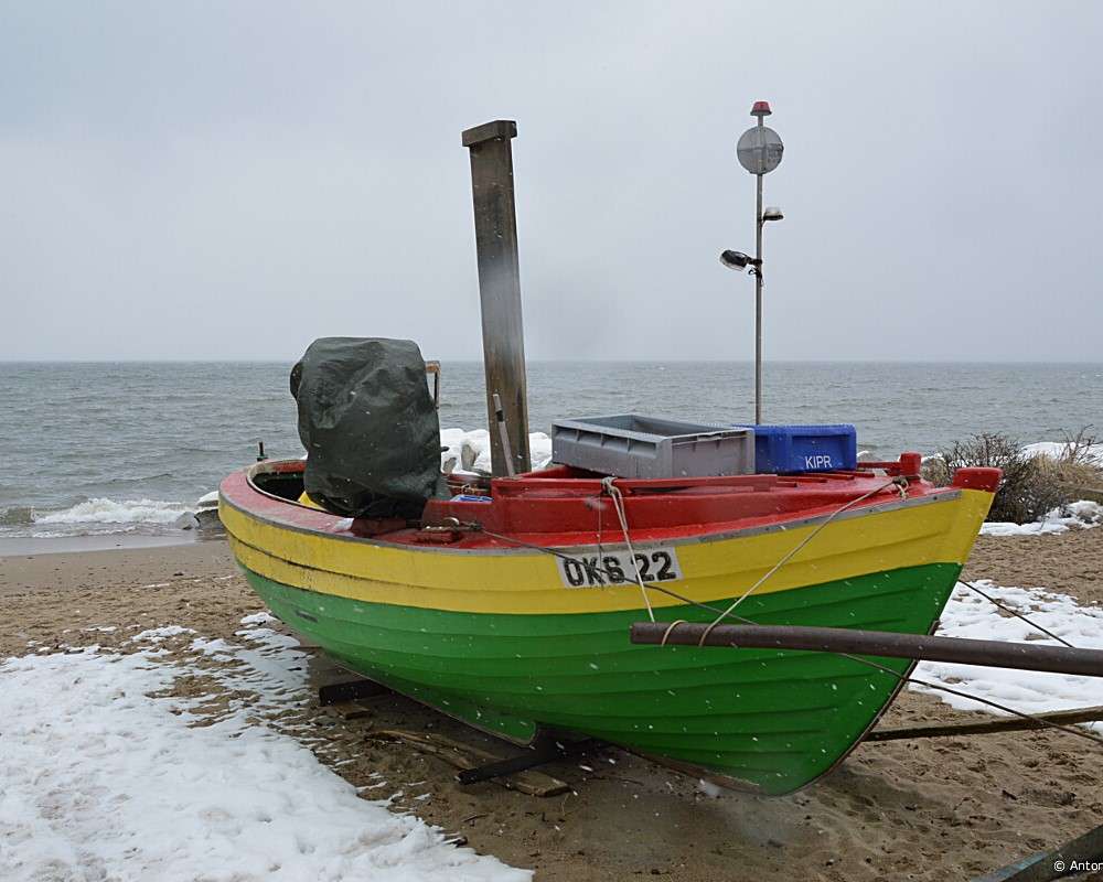 Fiskebåt på stranden Pussel online