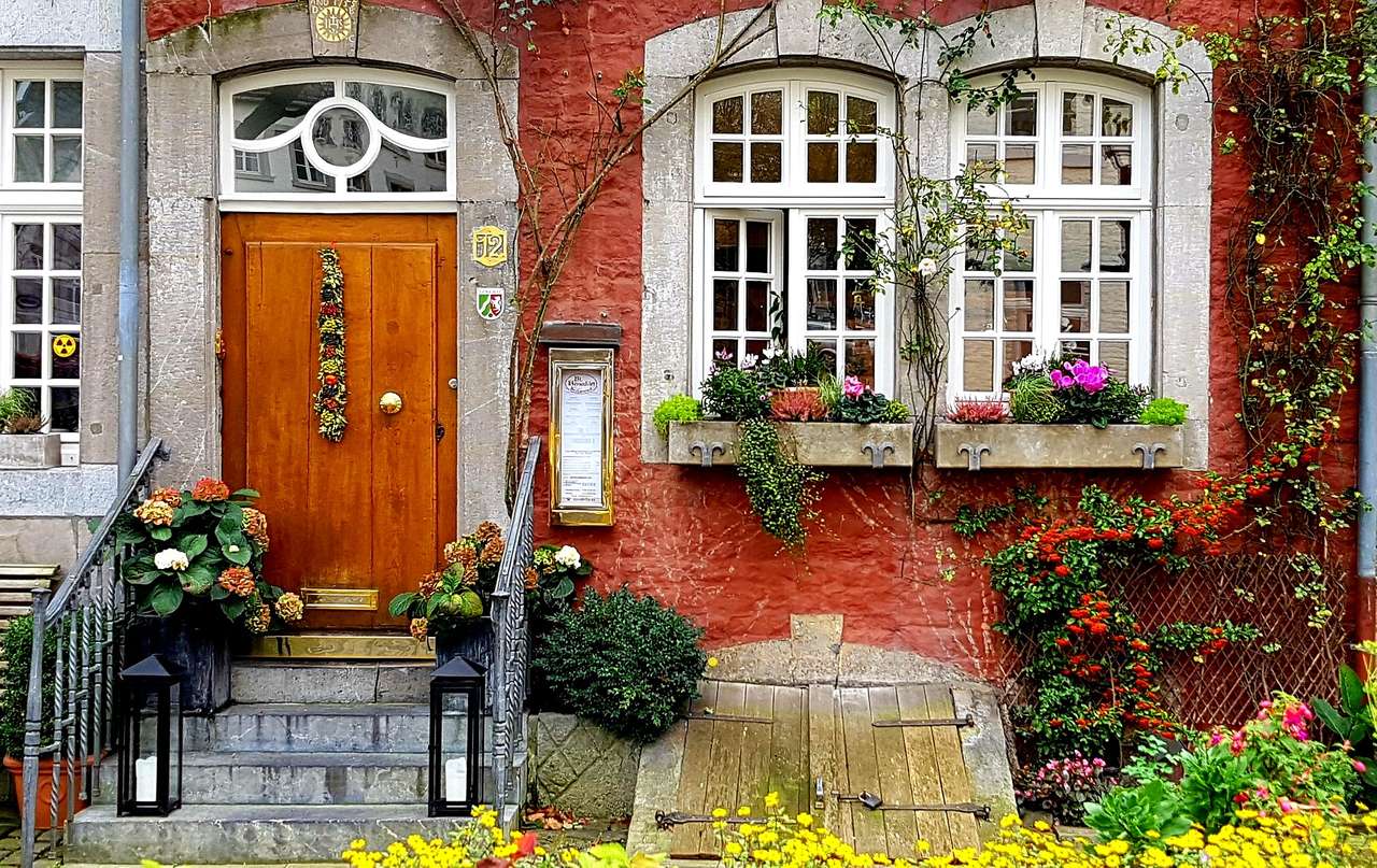 Όμορφα διακοσμημένη είσοδος σε ένα εστιατόριο (Γερμανία) online παζλ