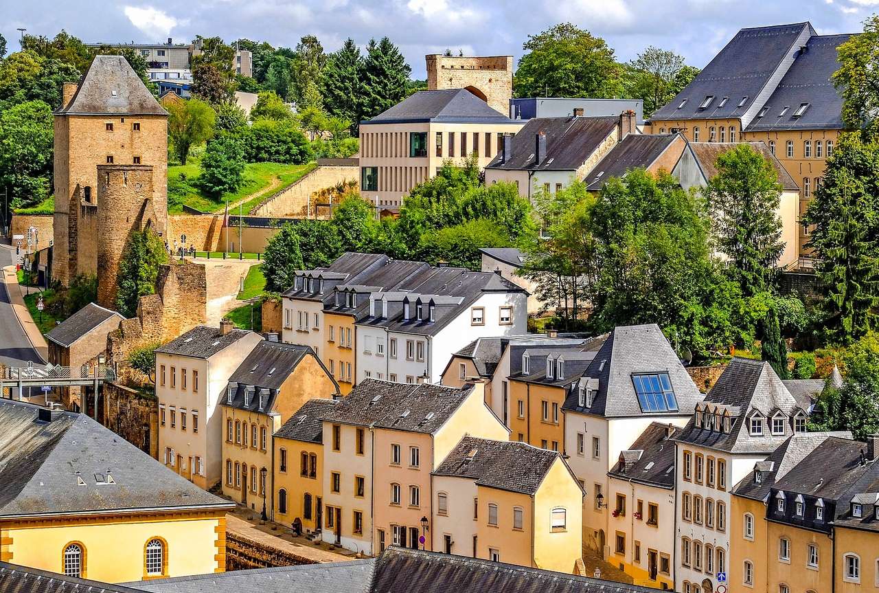 La ciudad de Luxemburgo - antiguas casas de vecindad y murallas defensivas rompecabezas en línea