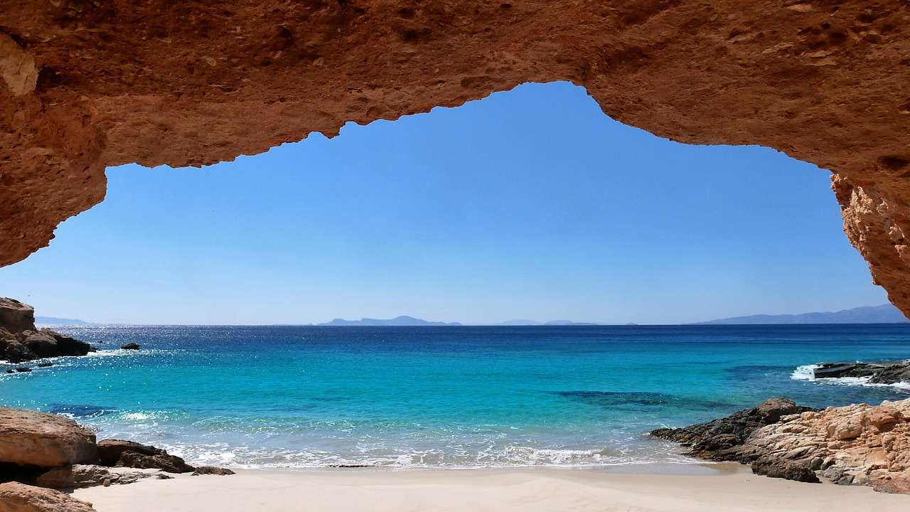 Peșteră, plajă, mare puzzle online