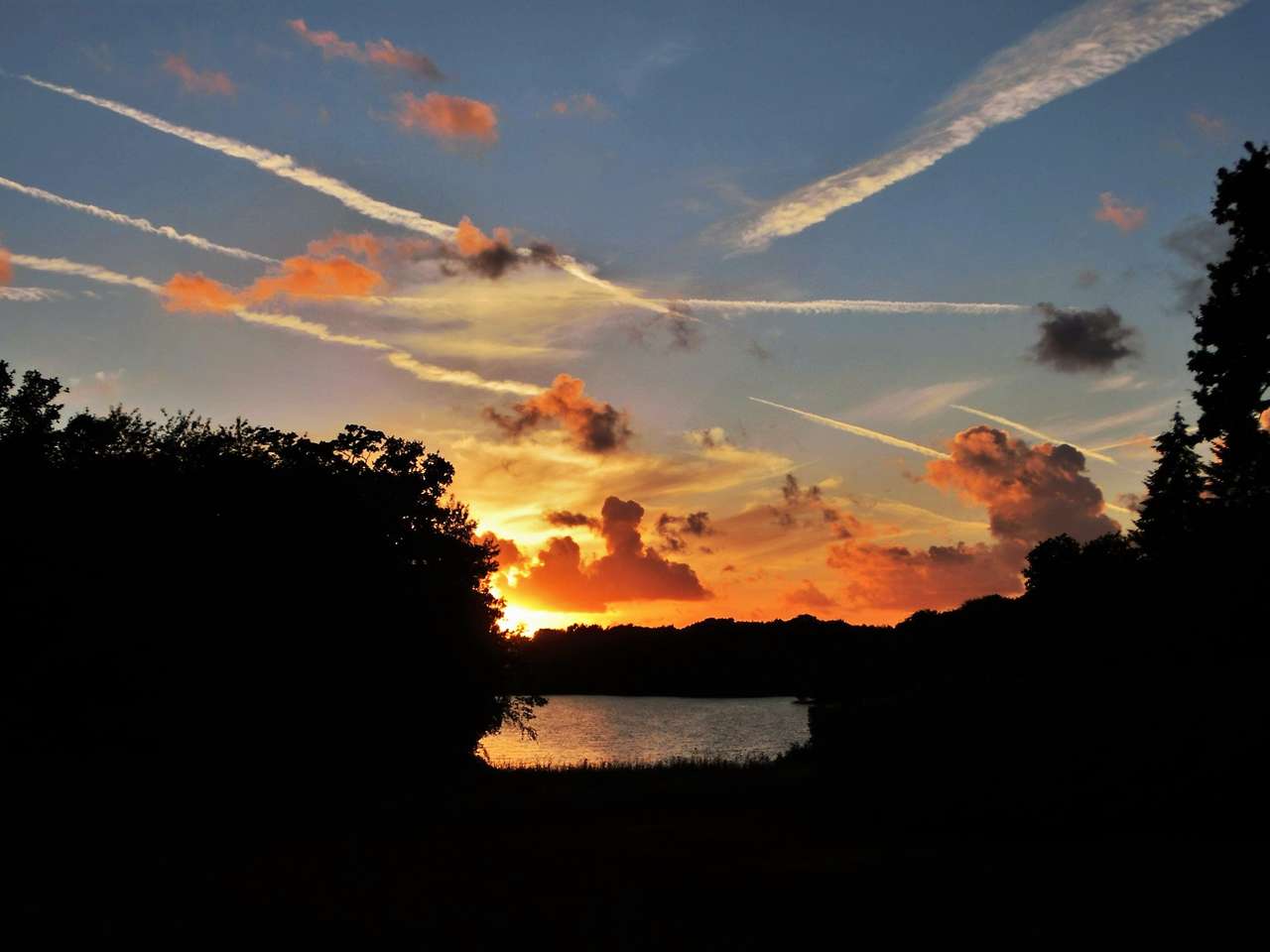 Solnedgång vid sjön. pussel på nätet
