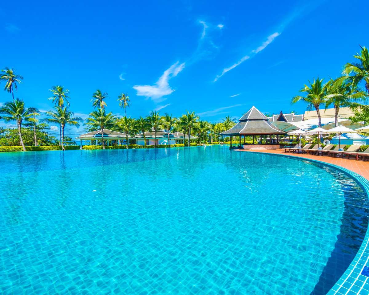 Хотелски басейн на брега на морето онлайн пъзел