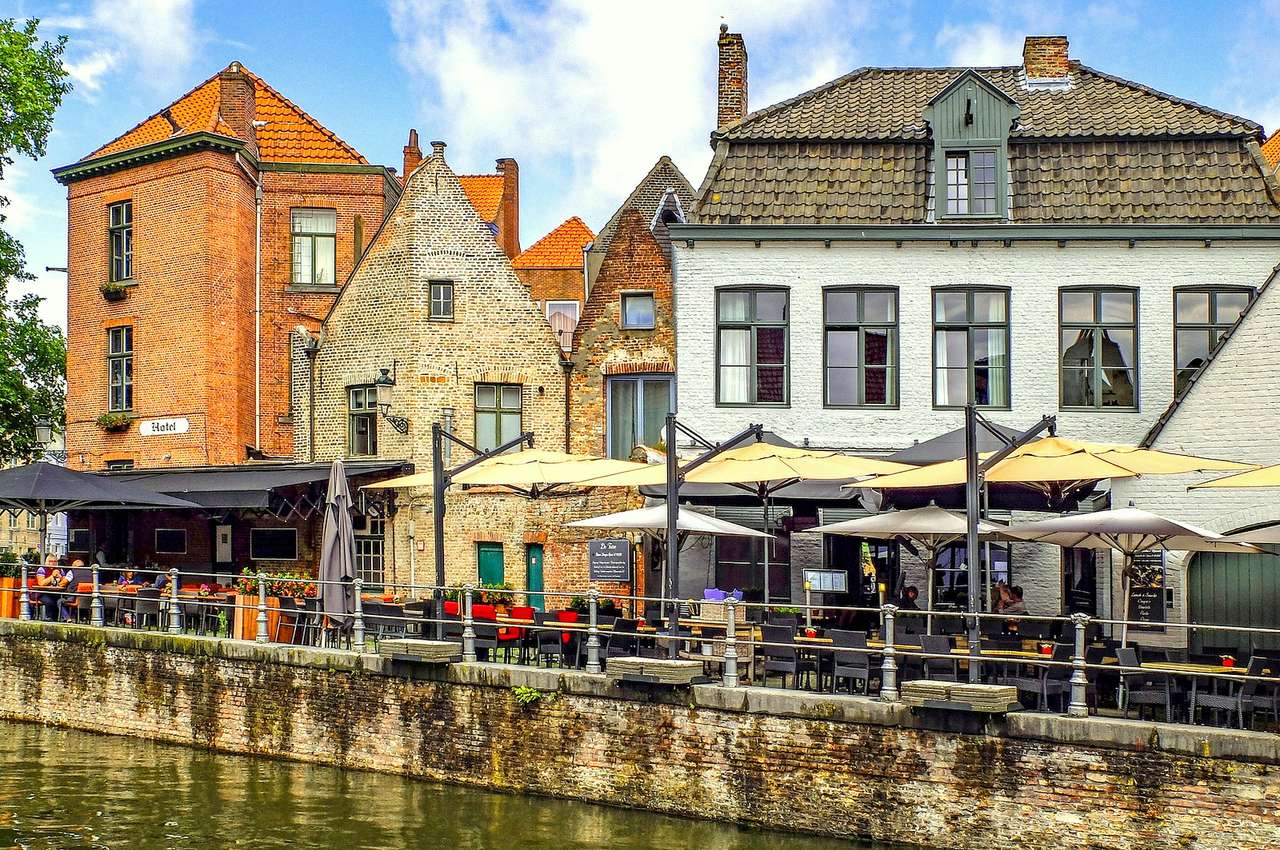 Hotell och restauranger vid vattnet (Brugge, Belgien) Pussel online