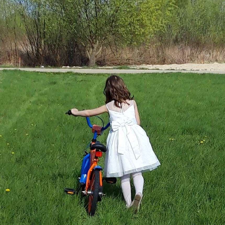 flicka med en cykel Pussel online